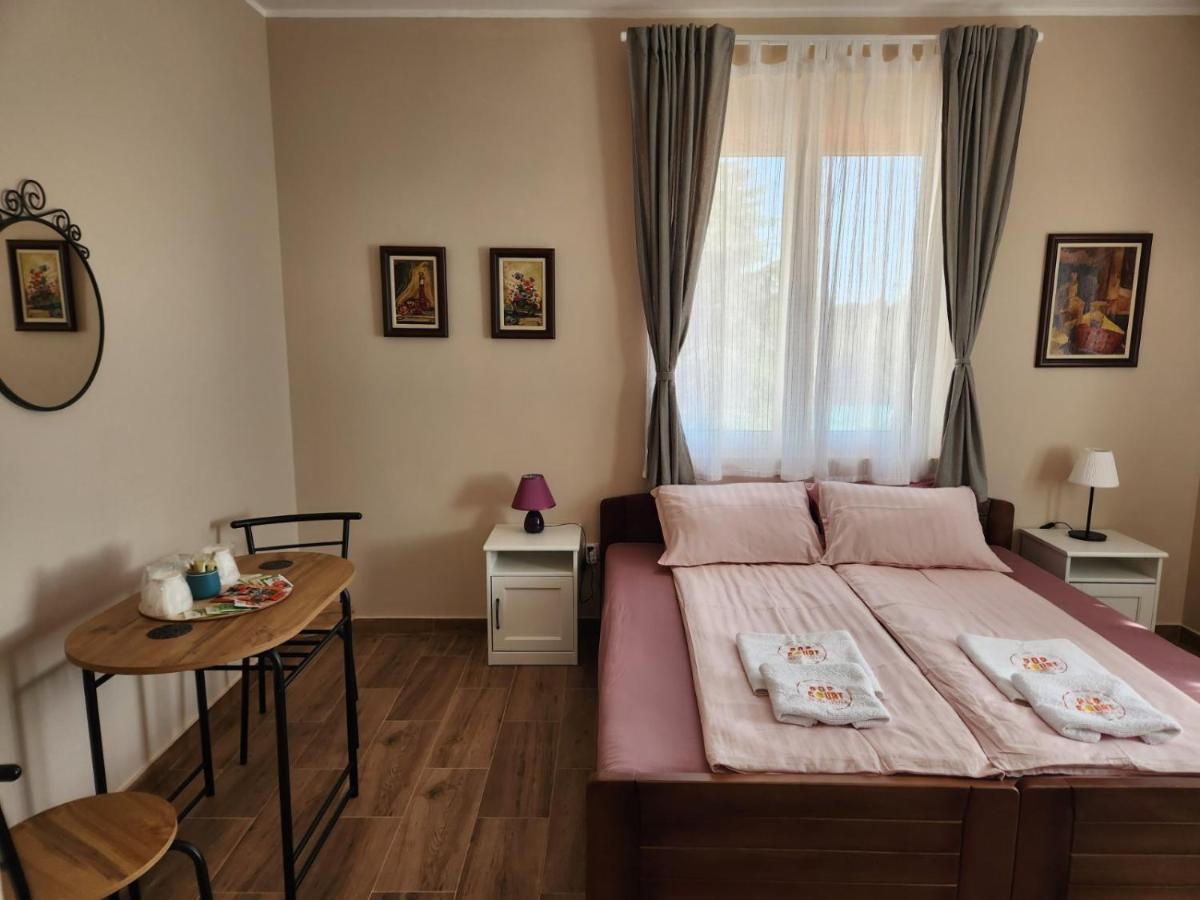 Roomsapartments Popcourt Pančevo Exteriör bild